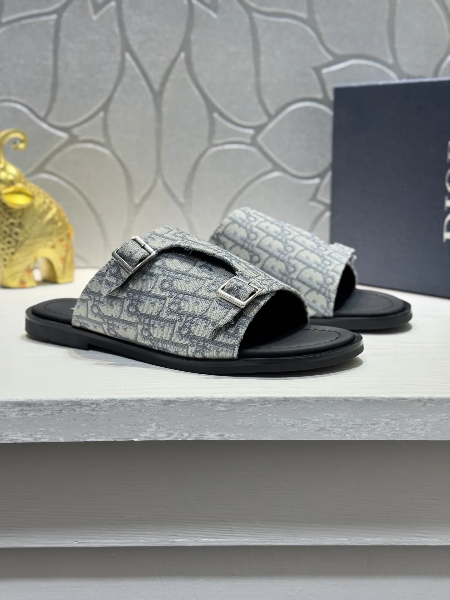 Men's men's shoes 💰320 [New style] 🦇🦇𝐂𝐡𝐫𝐢𝐬𝐭𝐢𝐚𝐧 𝐃𝐢𝐨𝐫 Dior slippers - the latest hot sandals, classic sandals, original replicas, super durable and versatile, cowhide leather with hardware accessories, very comfortable on the feet Look slim and white. Original molded outsole size: 38-44 (.45. Customized